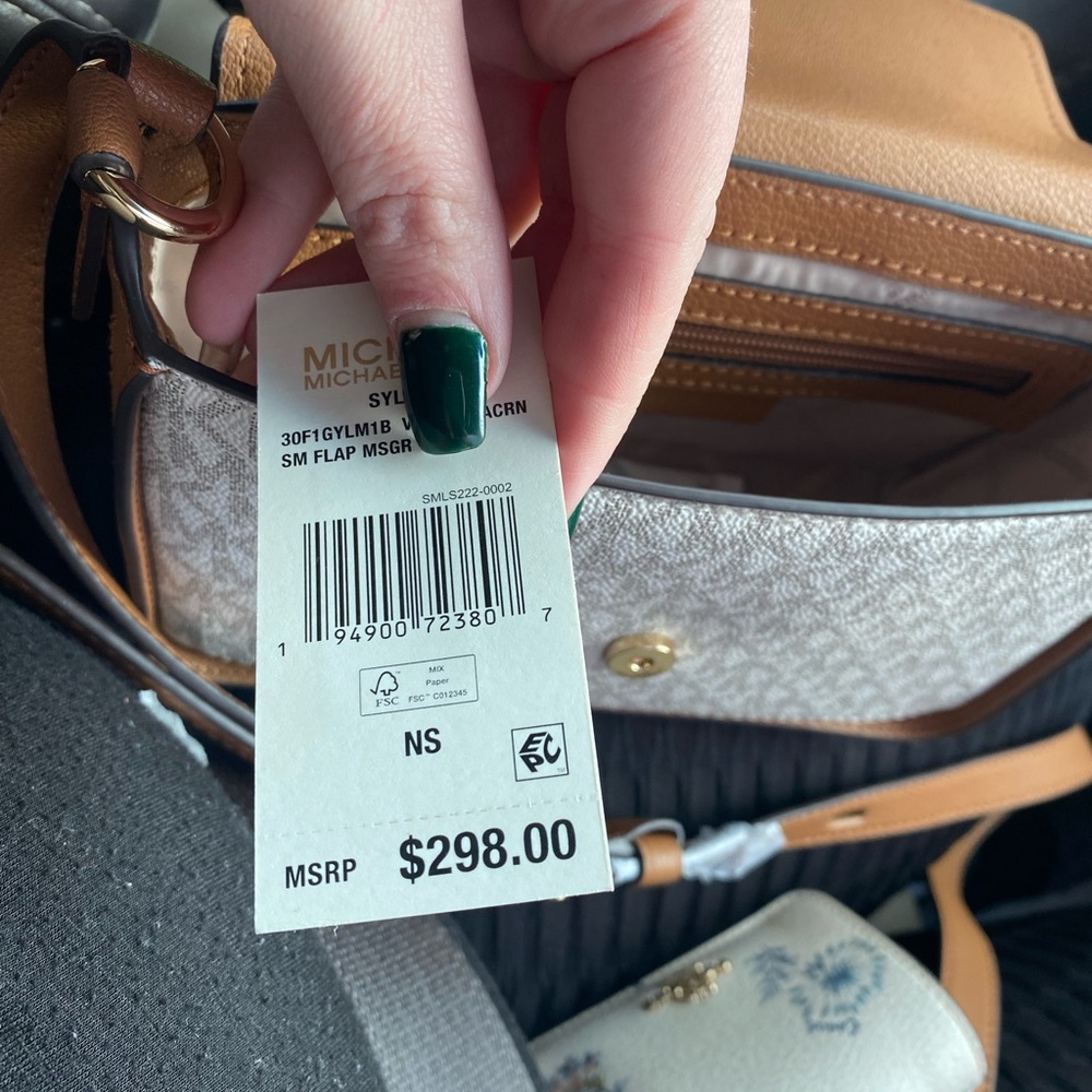 Small Michael Kors purse.  Brand new with tags still on it. - Picture 2 of 2